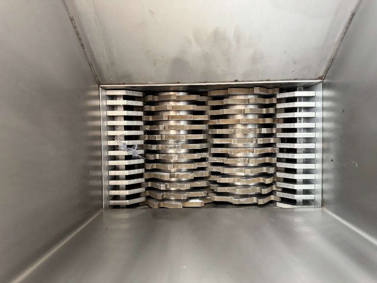 Sada nožů H13 namontovaná v malé komoře stolního drtiče